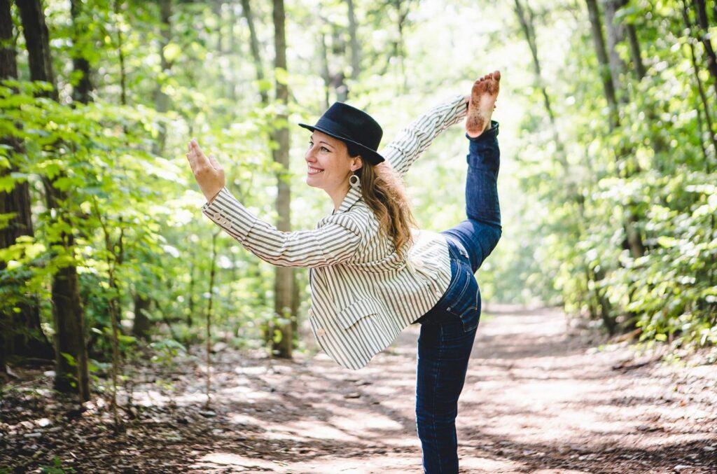 Photo Julia Braga posture de yoga foret